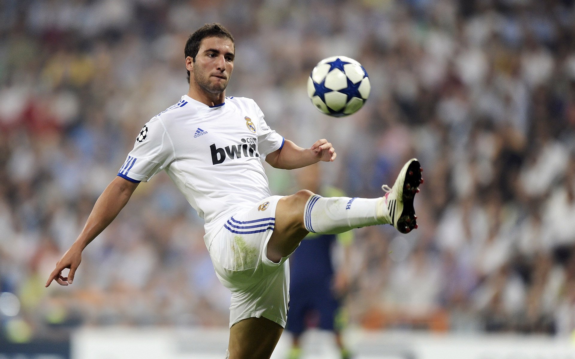 核心中场精准调度全场多次发动快攻展示极高比赛阅读能力,核心中单